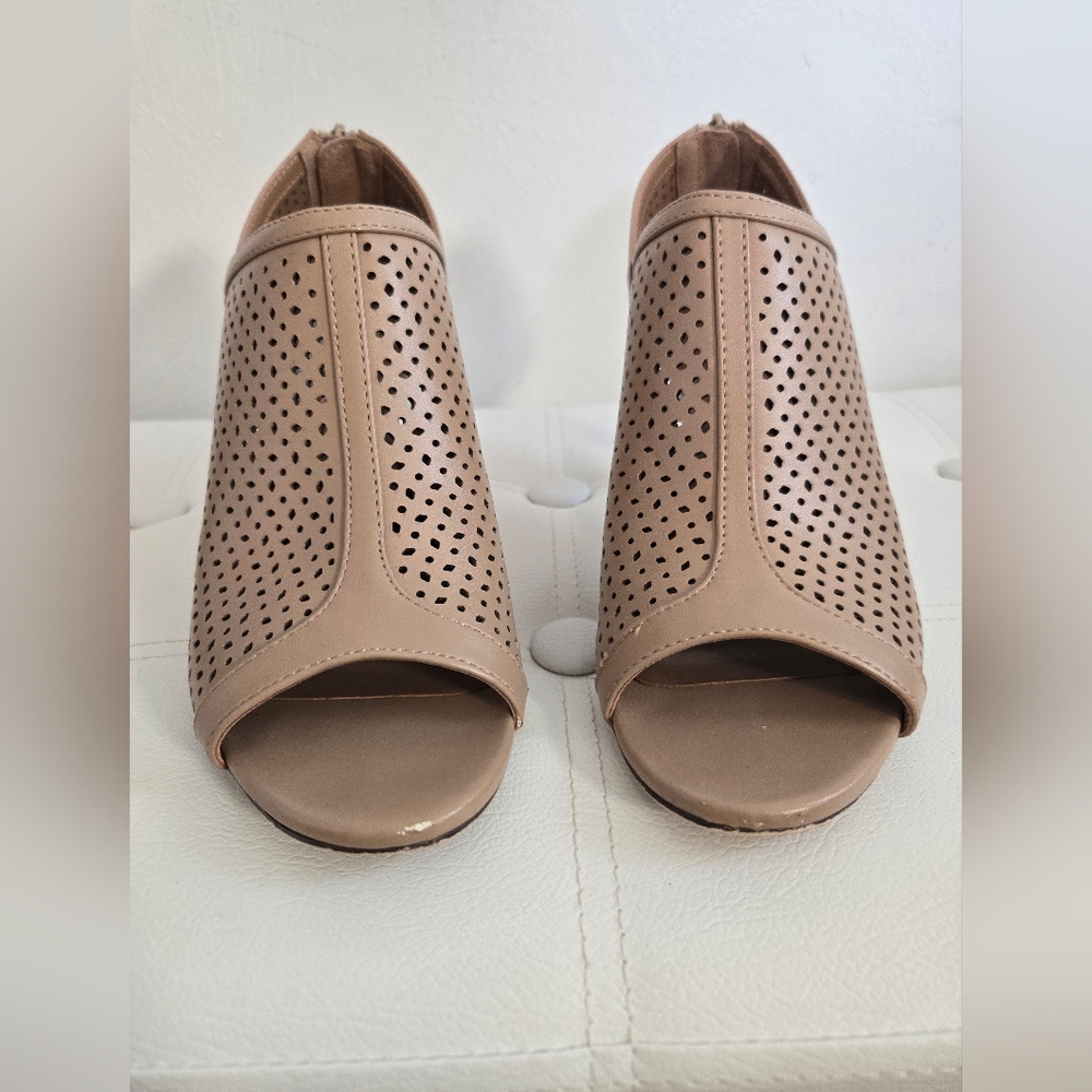 Elegant Tan Women's Open-Toe Shoes